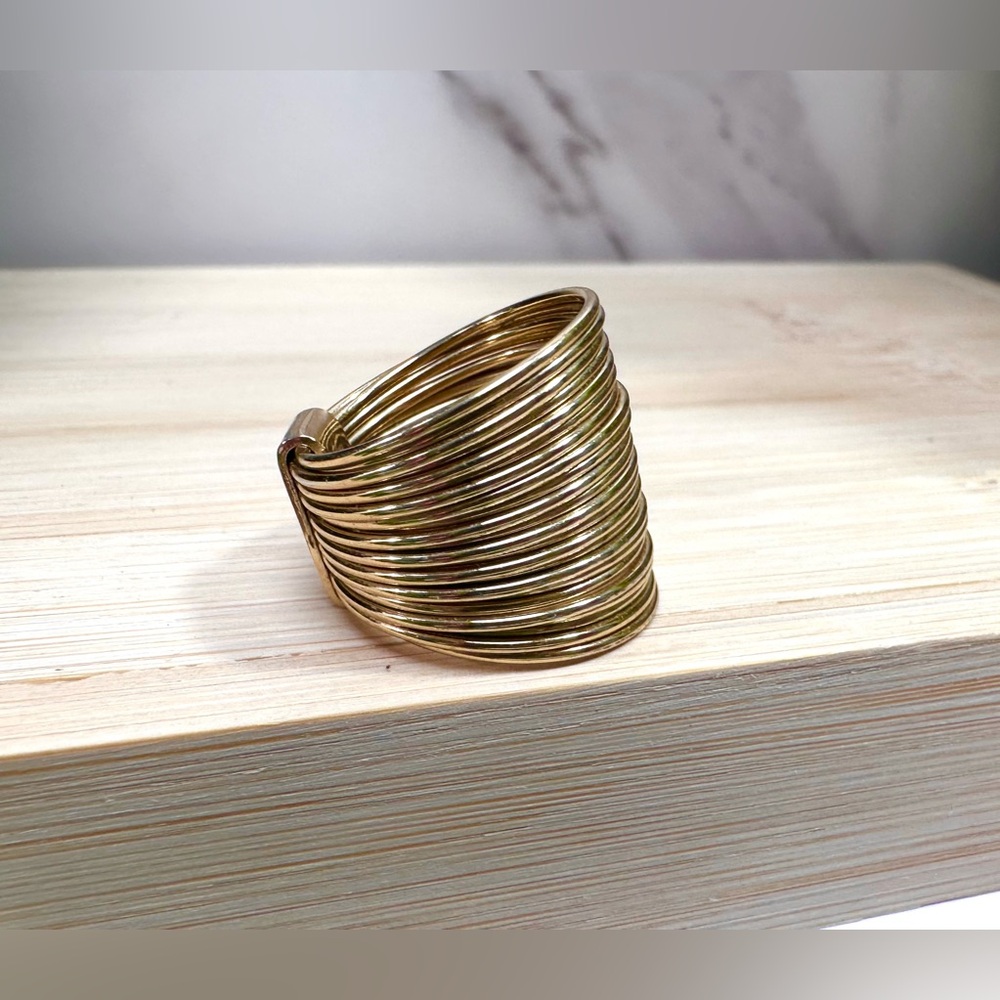 💛Banana Republic Wide Band Gold Tone Coil Ring - Picture 3 of 8